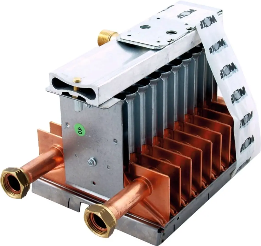 Gasburner mit metallischen Komponenten und Kupferanschlüssen, gekennzeichnet mit der Marke Wolf, zur Verwendung in Heizsystemen.